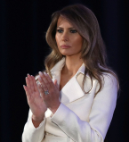 Первый официальный портрет Мелании Трамп: много фотошопа и кольцо с 25-каратным бриллиантом