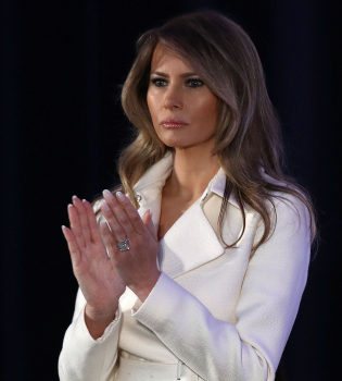 Первый официальный портрет Мелании Трамп: много фотошопа и кольцо с 25-каратным бриллиантом