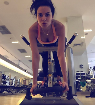 Настя Каменских в спортзале