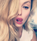 Оля Полякова взбудоражила сеть фотографиями в сексуальном розовом купальнике