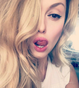 Оля Полякова взбудоражила сеть фотографиями в сексуальном розовом купальнике