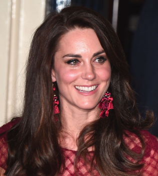 Яркий выход: Кейт Миддлтон покорила публику своим нарядом на театральной премьере