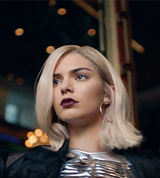 Кендалл Дженнер стала блондинкой и снялась в стильном ролике