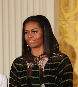 Сеть взорвало фото Мишель Обамы без укладки: а где же роскошные локоны?