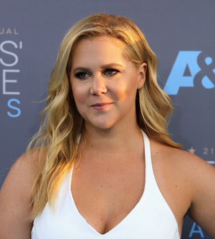 Эми Шумер снялась для обложки глянца в сексуальном купальнике