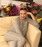 Королева в цветах: поклонники задарили Олю Полякову букетами на концерте в Николаеве