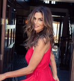 Фотофакт: Синди Кроуфорд загорает на пляже топлес