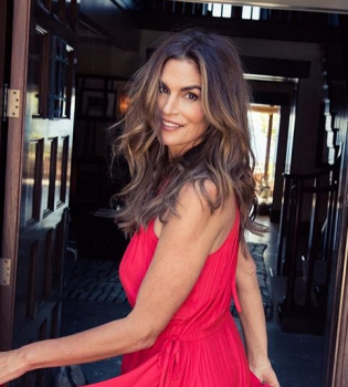 Фотофакт: Синди Кроуфорд загорает на пляже топлес