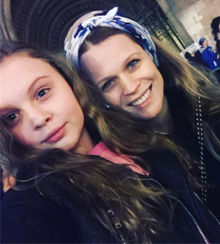 Беременная Ольга Фреймут снялась в фотосессии вместе с дочкой Златой