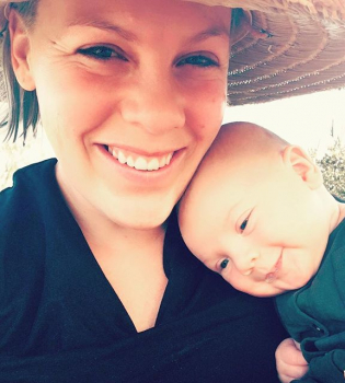 Пинк поделилась умилительным фото с маленьким сыном