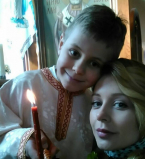 Тина Кароль с сыном в церкви