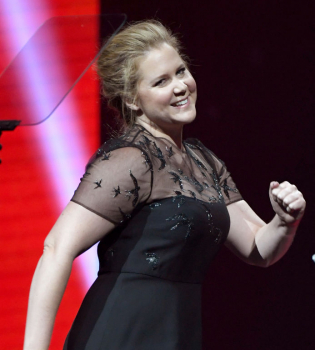 Эми Шумер опубликовала фото в купальнике и резко ответила всем хейтерам