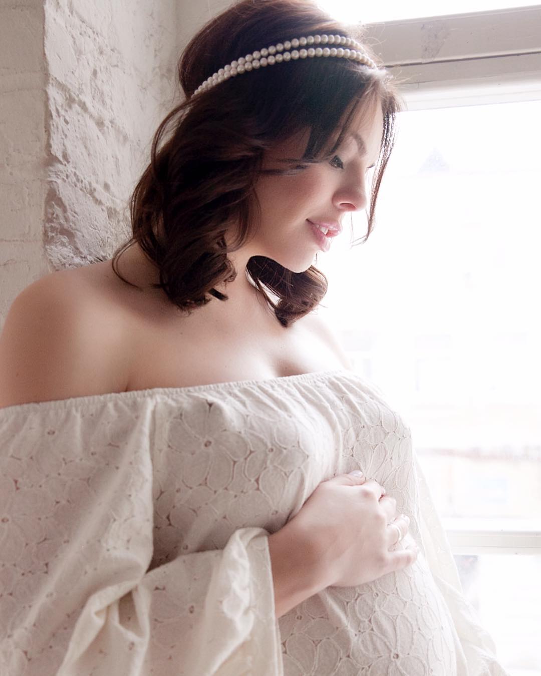 Беременная на последних месяцах Анастасия Стоцкая снялась в нежной фотосессии в вышиванке
