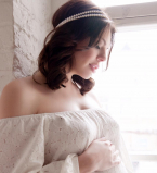 Беременная на последних месяцах Анастасия Стоцкая снялась в нежной фотосессии в вышиванке