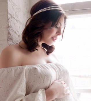 Беременная на последних месяцах Анастасия Стоцкая снялась в нежной фотосессии в вышиванке