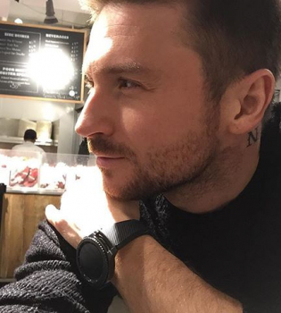 Стильный малыш: Сергей Лазарев опубликовал новое фото сына в полный рост