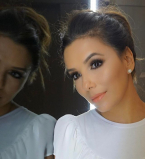 Нежный цветок: Ева Лонгория позирует в платье собственного дизайна