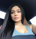 В мини-платье и фиолетовых ботфортах: Кайли Дженнер показала яркий образ