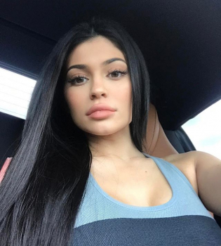 В мини-платье и фиолетовых ботфортах: Кайли Дженнер показала яркий образ