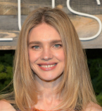 Какой кадр: Наталья Водянова в стильном наряде позирует в Лувре