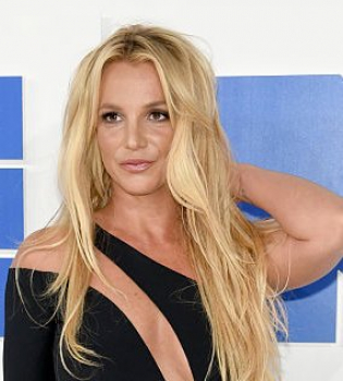 Веселье у океана: Бритни Спирс демонстрирует идеальную фигуру в ярком бикини