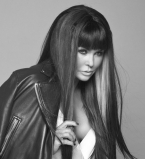 Ассия Ахат снялась обнаженной для обложки нового трека