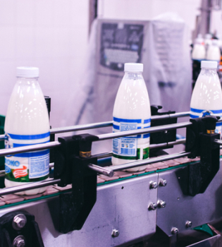 Эксперты проверили, как делают молоко со знаком Чистоту збережено