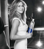 Дженнифер Энистон снялась в стильной рекламе и показала подтянутую фигуру