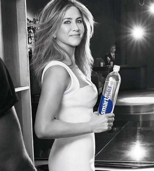 Дженнифер Энистон снялась в стильной рекламе и показала подтянутую фигуру