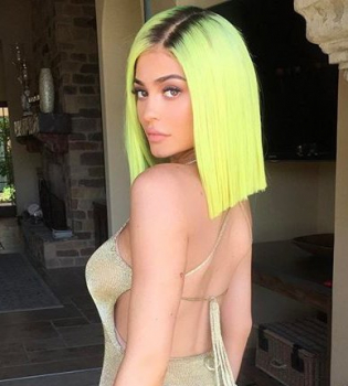 Кайли Дженнер перекрасила волосы в неоновый цвет