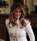 Стильно и элегантно: в каком платье Мелания Трамп отпраздновала Пасху