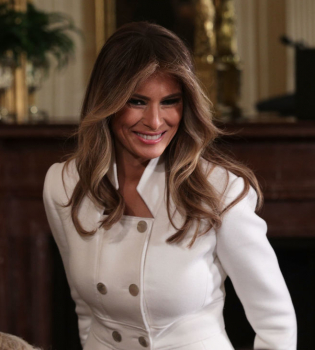 Стильно и элегантно: в каком платье Мелания Трамп отпраздновала Пасху