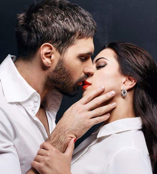 Виталий Козловский опубликовал сверхоткровенное фото с невестой в постели