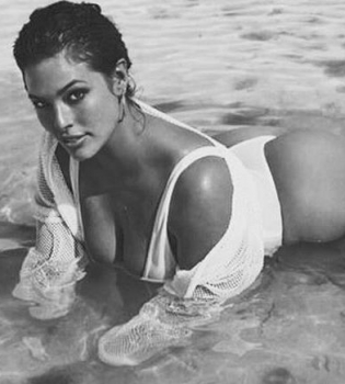 Эшли Грэм в бикини