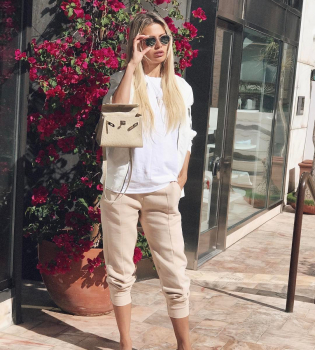 Виктория Боня похвасталось роскошными букетами из роз