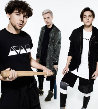 Андре Тан снял красавцев-парней в своей новой фотосессии