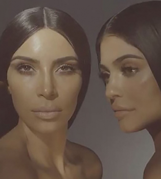 Ким Кардашьян и Кайли Дженнер вместе снялись в рекламе топлес