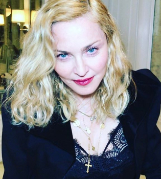 Готовимся к Неделе моды: Мадонна готовит дочерей-близняшек к выходу в свет