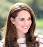 Долой классика: Кейт Миддлтон появилась на официальной встрече с джинсах и полосатом джемпере