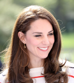 Долой классика: Кейт Миддлтон появилась на официальной встрече с джинсах и полосатом джемпере