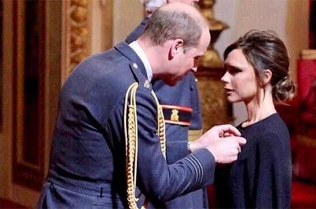 Принц Уильям наградил Викторию Бекхэм орденом Британской империи