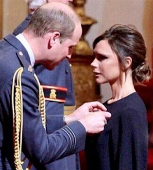 Принц Уильям наградил Викторию Бекхэм орденом Британской империи