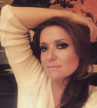 Наталья Могилевская продемонстрировала стройную фигуру в облегающем вечернем наряде