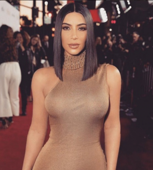 Горячая штучка: Ким Кардашьян в золотом топе и облегающих лосинах покоряет идеальными формами