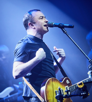 Виктор Павлик стал брутальным рокером