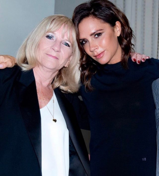 Семья в сборе: Виктория Бекхэм позирует с мужем Дэвидом и родителями