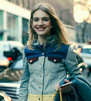 Между нами тает лед: Наталья Водянова примерила футболку с популярной фразой