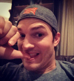 Мастер на все руки: Эштон Катчер ремонтирует дома холодильник