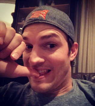 Мастер на все руки: Эштон Катчер ремонтирует дома холодильник