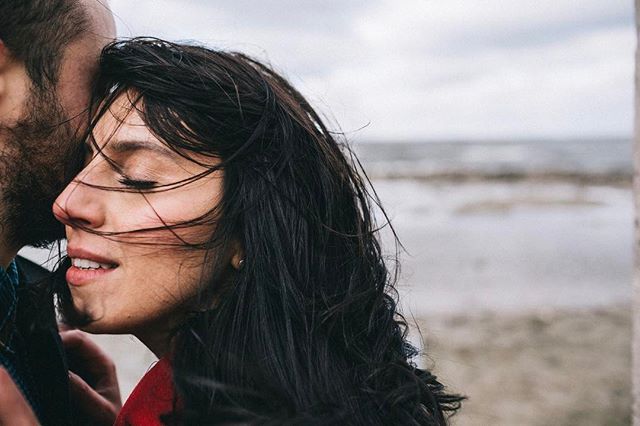 Love story: Джамала снялась с женихом в чувственной фотосессии у моря